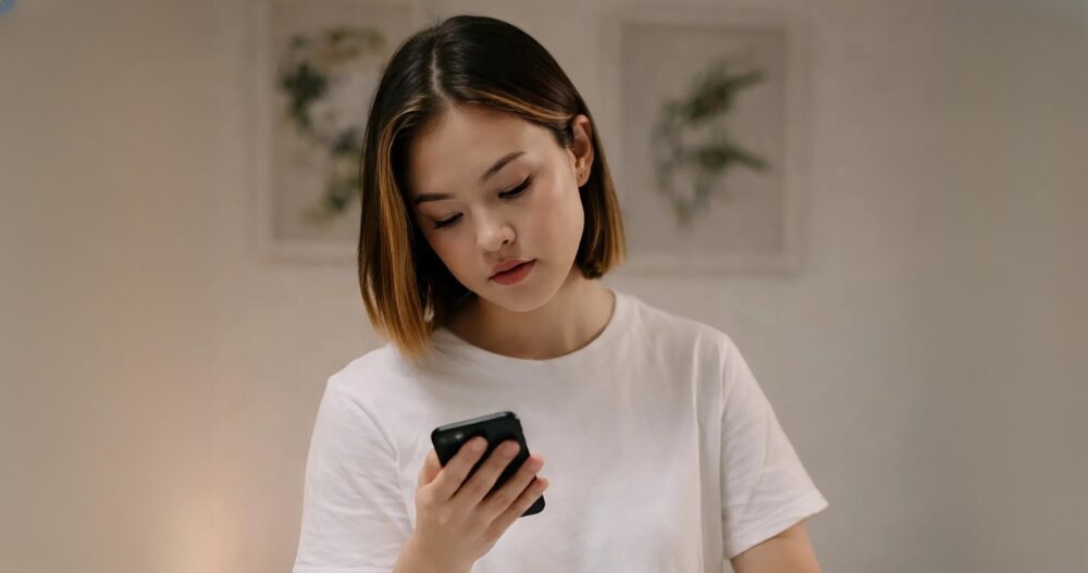 Toen ik de tweede telefoon van mijn man vond, rukte hij hem uit mijn handen en vernietigde hem: zijn uitleg liet me sprakeloos achter, het was veel erger dan de ontrouw