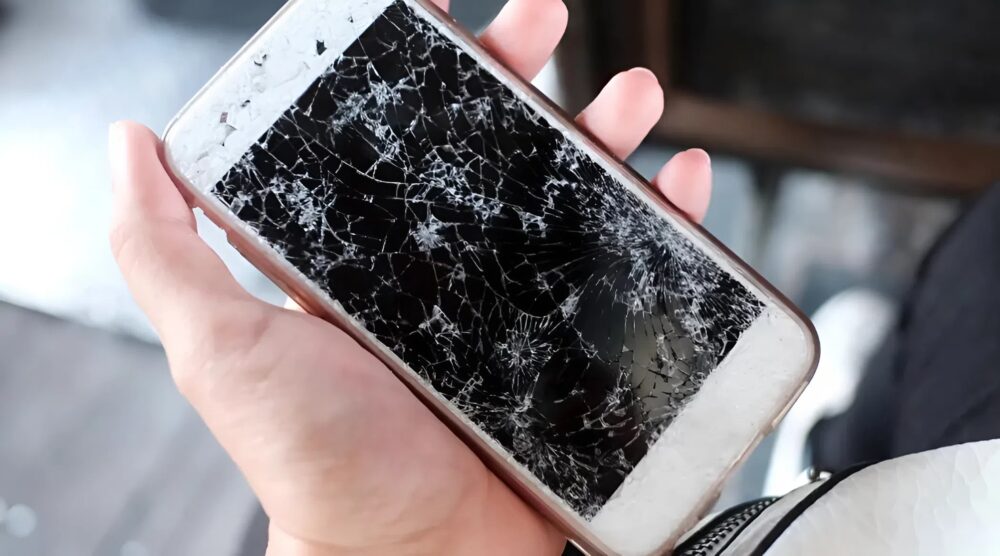 Toen ik de tweede telefoon van mijn man vond, rukte hij hem uit mijn handen en vernietigde hem: zijn uitleg liet me sprakeloos achter, het was veel erger dan de ontrouw