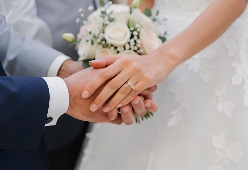 Op de dag van onze bruiloft heeft mijn blinde man zijn bril afgenomen en zei: "Ik ben niet blind, maar mijn bekentenis eindigt hier niet..." Wat hij daarna zei, liet iedereen sprakeloos achter