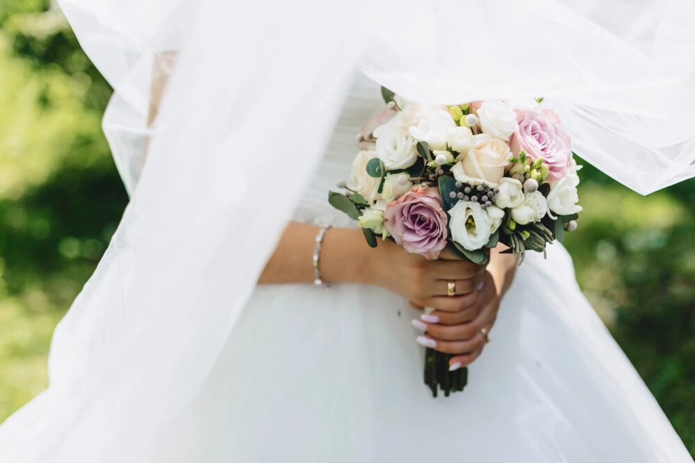 Ik trouwde met een serveerster om in opstand te komen tegen mijn ouders, maar op onze huwelijksnacht verraste ze me met een ongewoon verzoek: ‘Beloof me dat je niet gaat schreeuwen als ik je iets laat zien’