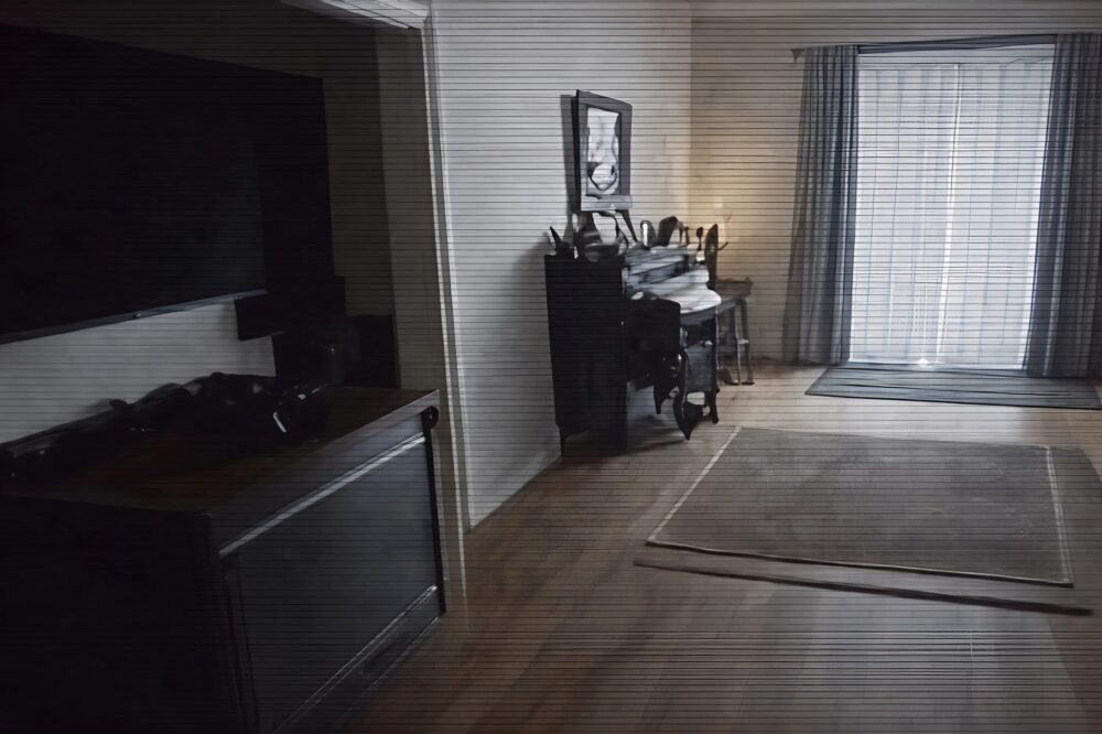 Ik installeerde verborgen camera’s nadat er spullen begonnen te verdwijnen uit het huis van mijn moeder: ik was ervan overtuigd dat het mijn zus was, maar ik verstijfde toen ik zag wie er op de beelden verscheen