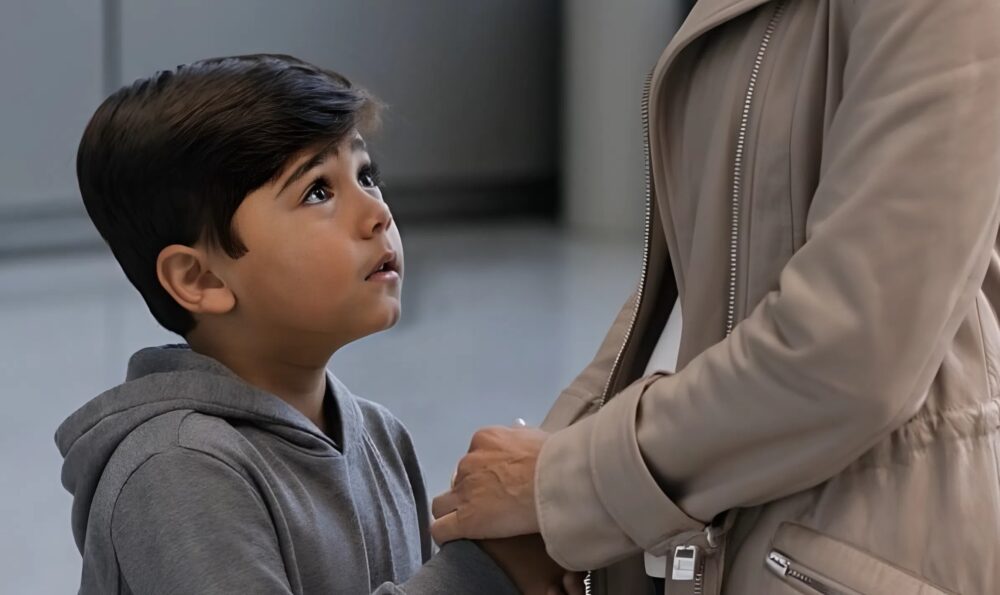 “Mama, we kunnen niet teruggaan,” zei mijn zoon tegen mij net nadat we afscheid hadden genomen van mijn man op de luchthaven: wat ik daarna ontdekte liet me sprakeloos achter