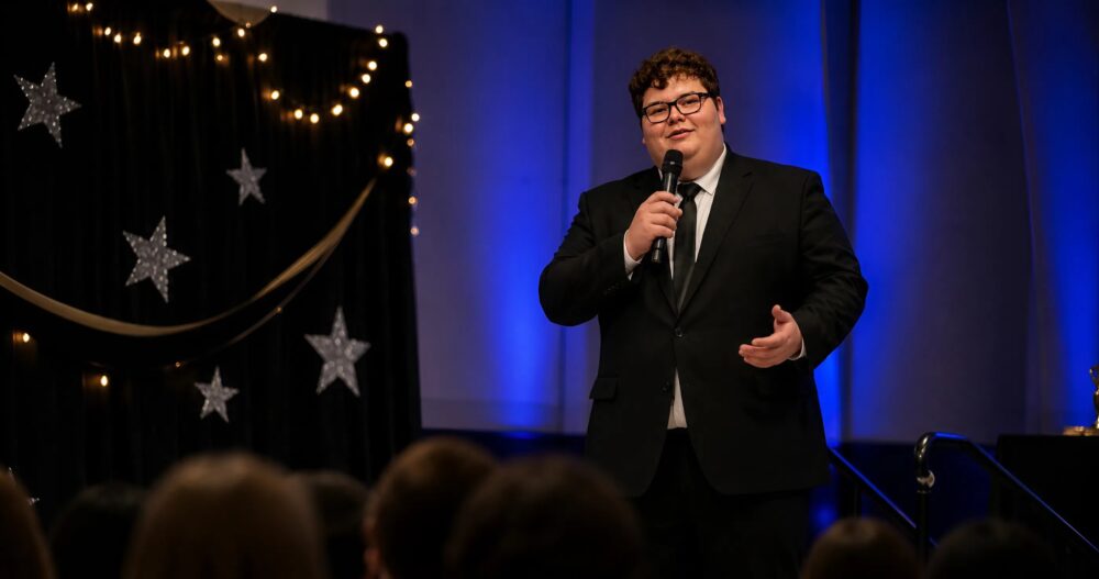 “Dacht je echt dat ik je serieus had uitgenodigd? Ik heb gewoon een weddenschap verloren en moest met je dansen,” zei het populairste meisje van de school tegen mij: maar wat ik daarna deed liet de hele zaal stil worden